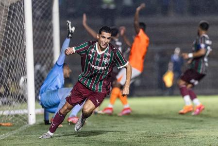 Serna marcou duas vezes e garantiu a vitória do Fluminense no Carioca