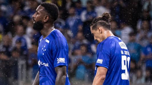 Gerson (esq) e Chico da Costa (dir) em partida pelo Cruzeiro