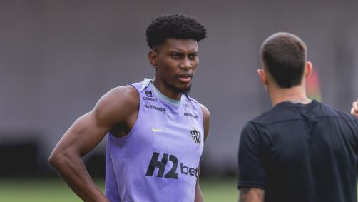 Mateo Cassierra durante conversa com membro da comissão técnica do Atlético, na Cidade do Galo