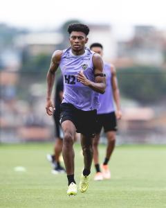 Mateo Cassierra durante treino do Atlético na Cidade do Galo