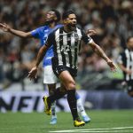 Hulk confirma fama de 'carrasco', e Atlético vence Cruzeiro de virada pelo Mineiro