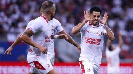 Dodô, do Náutico, faz comemoração característica de Neymar após gol sobre o Santa Cruz