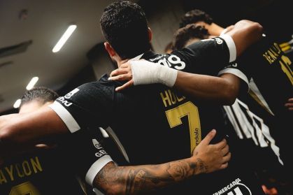 Time do Atlético reunido no vestiário da Arena MRV