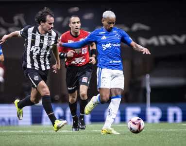 Igor Gomes e Matheus Pereira durante clássico entre Atlético e Cruzeiro na Arena MRV