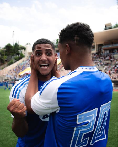 Fernando, jogador do Cruzeiro, celebra título da Copinha 2026