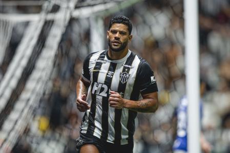 Hulk em ação pelo Atlético no clássico contra o Cruzeiro