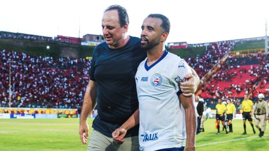 Rogério Ceni abraçado com o volante Caio Alexandre após Ba-Vi pelo Campeonato Baiano