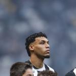 Victor Hugo se rende à torcida do Atlético ao relembrar clássico com Cruzeiro