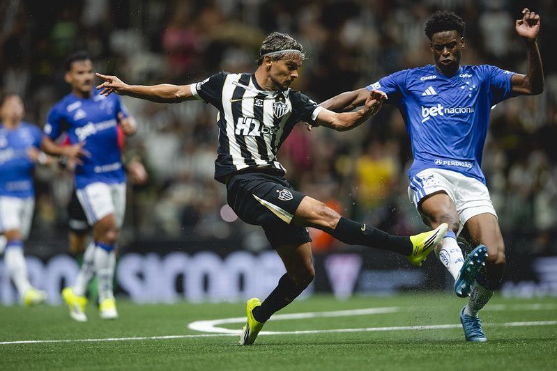 Galvão Bueno reage a 'chuva de clássicos' e faz constatação sobre futebol brasileiro