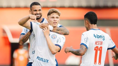 Willian José, Dell e Rodrigo Nestor comemoram gol do Bahia