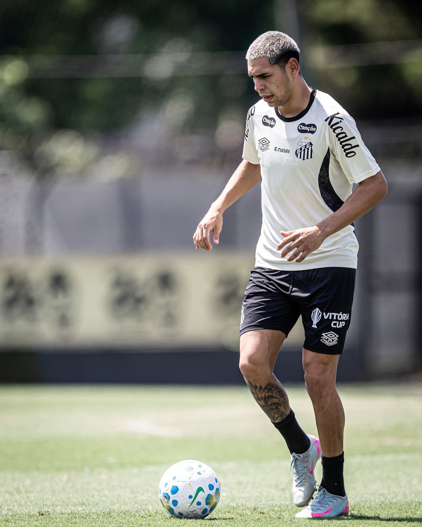 Santos encaminha saída de atacante para clube inglês; saiba detalhes