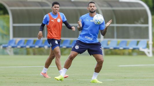 Atacante Willian José (à dir.) durante treino do Bahia no CT Evaristo de Macedo