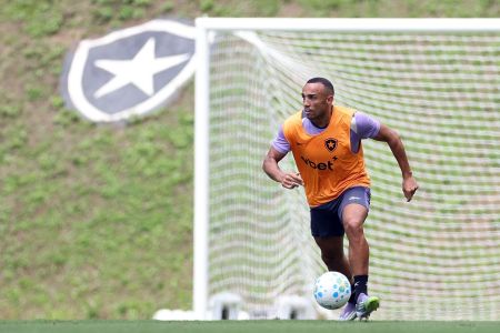 Marçal em campo em treinamento pelo Botafogo