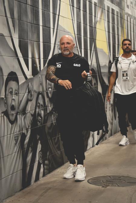 Técnico Jorge Sampaoli no corredor da Arena MRV, estádio do Atlético