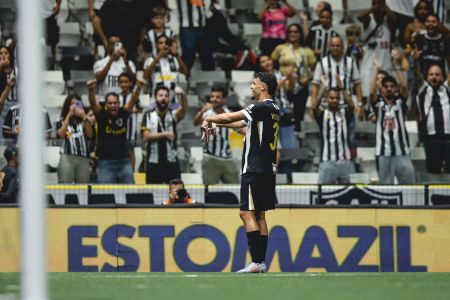 Victor Hugo comemora primeiro gol pelo Atlético