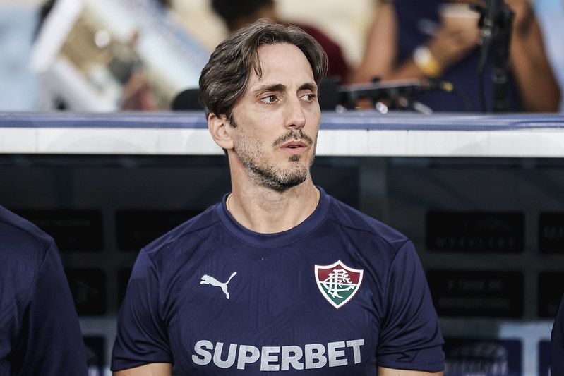 Apesar da vitória na estreia, Luís Zubeldía liga o alerta no Fluminense