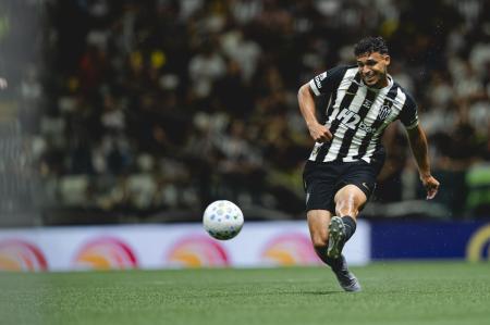 Victor Hugo anotou o primeiro gol com a camisa do Atlético