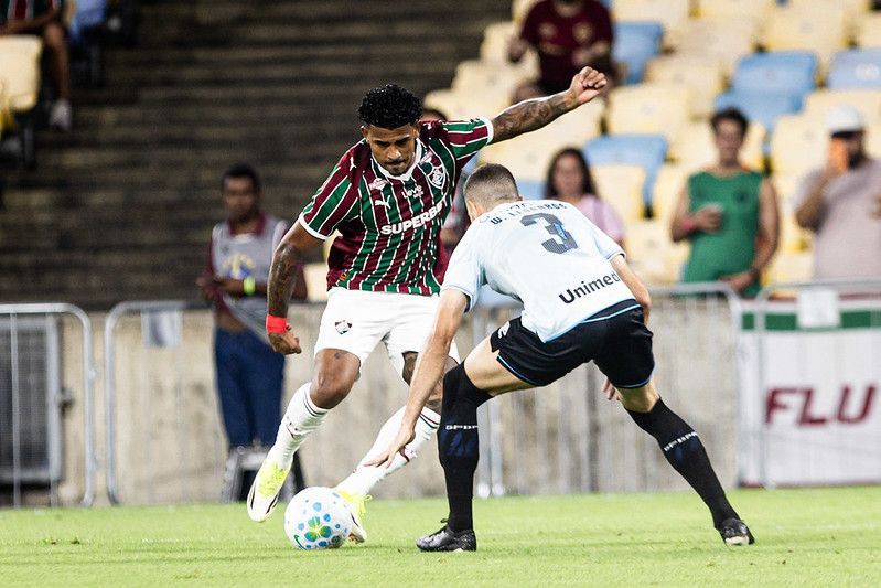 Novo titular do Fluminense, John Kennedy brinca com Zubeldía e manda recado