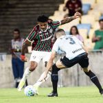 Novo titular do Fluminense, John Kennedy brinca com Zubeldía e manda recado