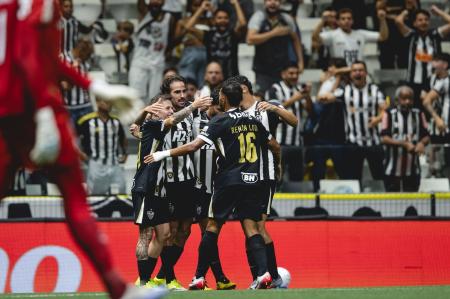 Jogadores comemoram gol do Atlético na Arena MRV