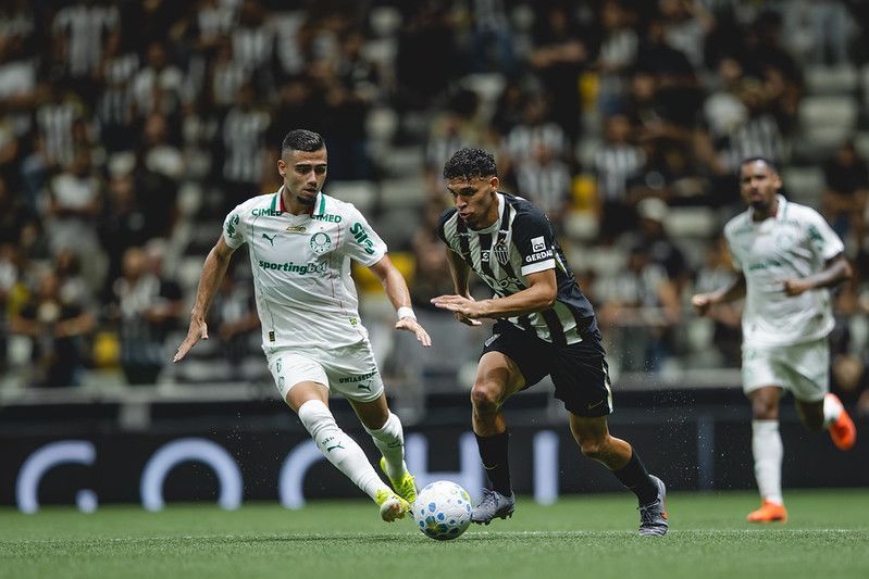 Em jogo movimentado, Atlético e Palmeiras estreiam com empate no Brasileiro