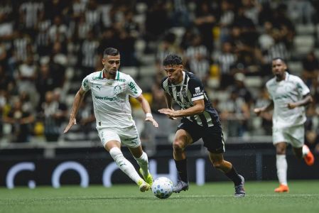 Andreas Pereira, do Palmeiras, e Victor Hugo, do Atlético
