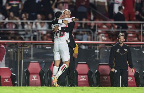 Crespo abraça Luciano, após o camisa 10 marcar no jogo entre São Paulo e Flamengo