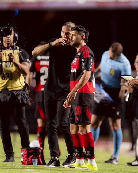Arrascaeta durante jogo contra o São Paulo