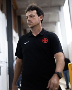 Fernando Diniz em viagem pelo Vasco na temporada 2026