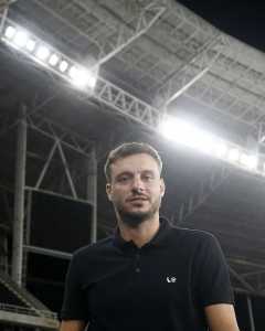 Martin Anselmi celebrou a goleada na etreia no Brasileiro