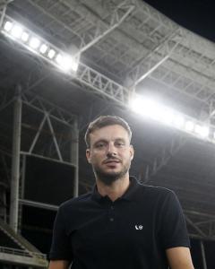 Martin Anselmi celebrou a goleada na etreia no Brasileiro