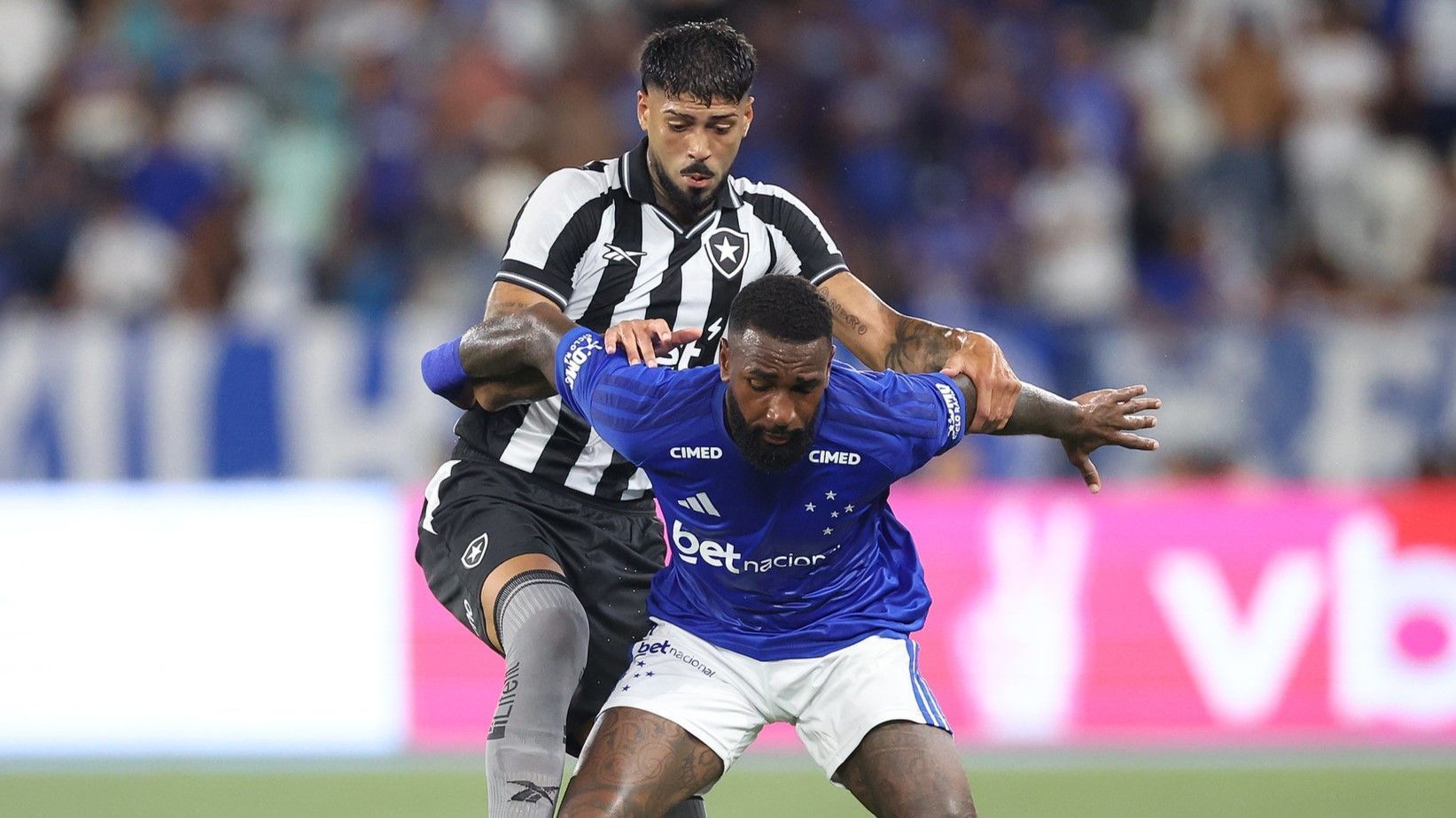 Cruzeiro: Gerson sente dores e deixa jogo contra o Botafogo de maca