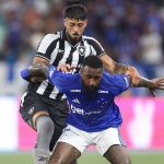 Cruzeiro: Gerson sente dores e deixa jogo contra o Botafogo de maca