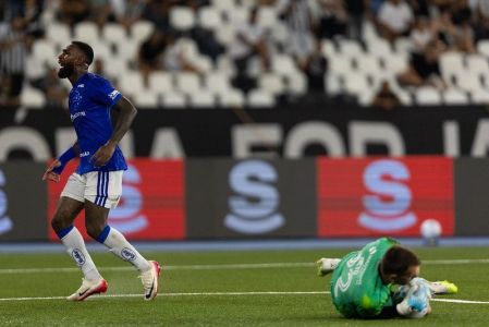 Gerson, do Cruzeiro, durante jogo contra o Botafogo nessa quinta-feira (29)