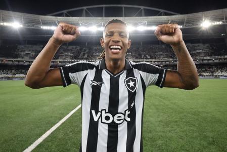 Danilo marcou dois na vitória do Botafogo