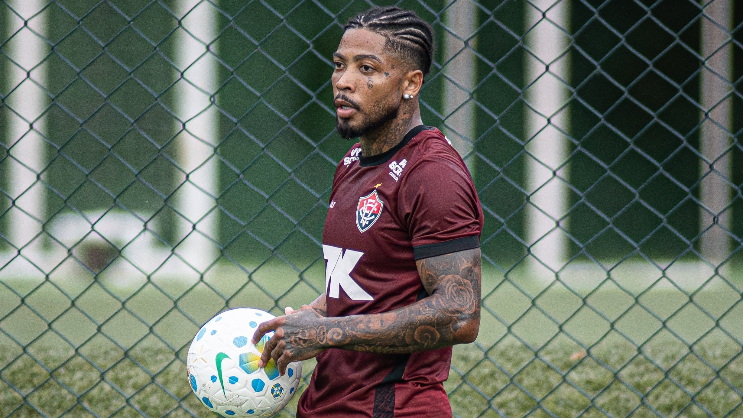 Marinho eterniza amor pelo Vitória na pele e tatua escudo do clube na perna