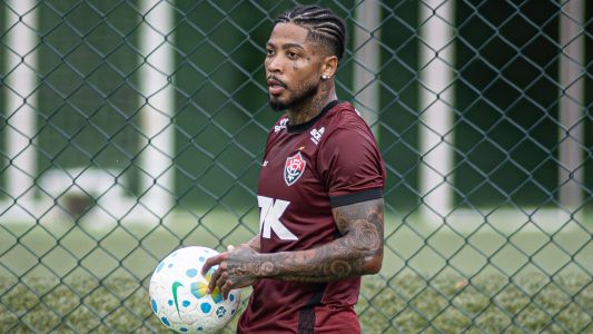 Atacante Marinho durante treino do Vitória