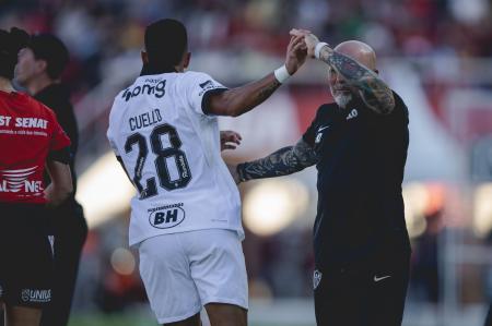 Cuello e Sampaoli comemoram gol do Atlético em duelo com Pouso Alegre
