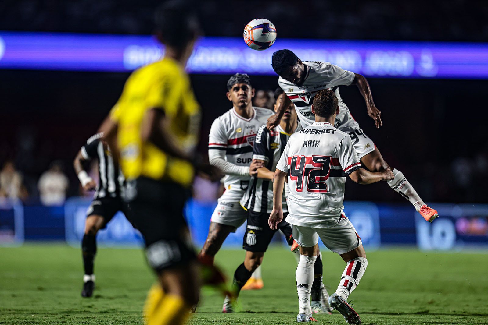 Jogadores de Santos e São Paulo acusam árbitro de xingar atletas em campo