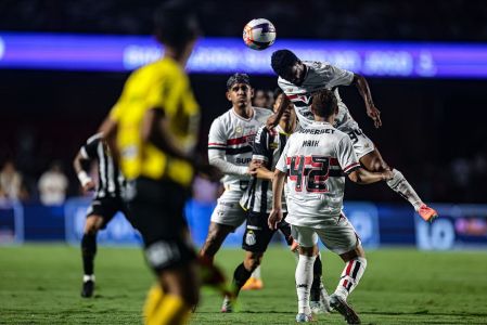 Jogadores de São Paulo e Santos em clássico no MorumBis