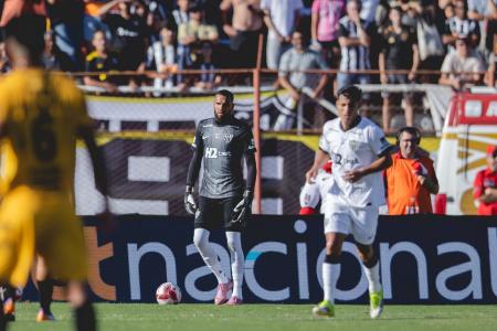 Everson durante duelo entre Atlético e Pouso Alegre pelo Mineiro
