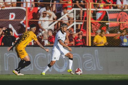 Gustavo Scarpa durante duelo entre Atlético e Pouso Alegre