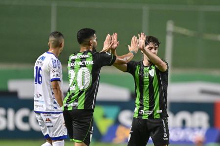 Jogadores do América em vitória no Independência