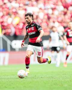 Giorgian de Arrascaeta em ação no jogo entre Flamengo e Corinthians