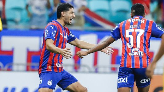 Michel Araújo e Kauê Furquim comemoram gol do Bahia sobre o Porto-BA em jogo do Campeonato Baiano
