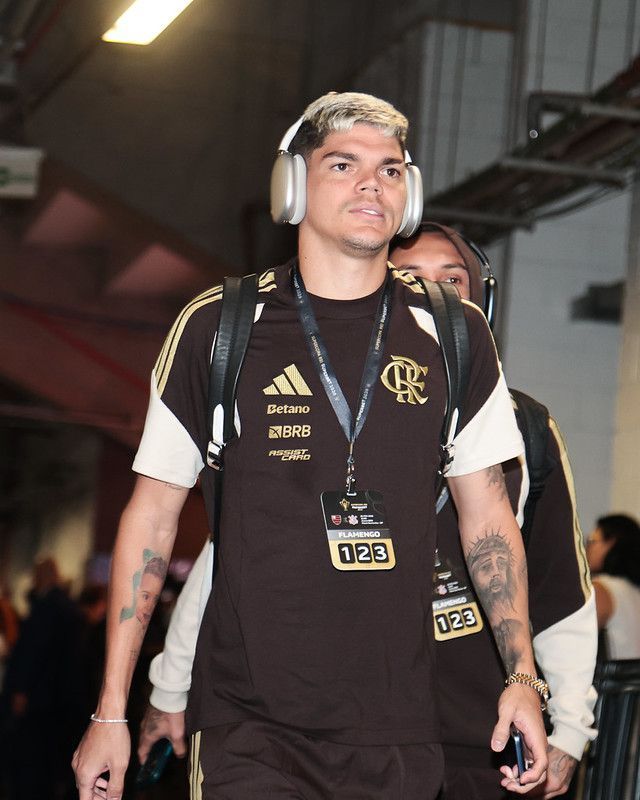 Ayrton Lucas aponta como jogadores do Flamengo devem lidar com Carrascal após expulsão