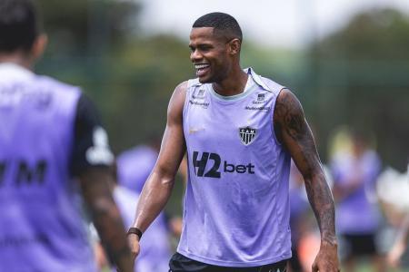 Júnior Santos durante o treino do Atlético na Cidade do Galo