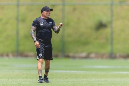 Técnico Jorge Sampaoli no comando do treino do Atlético na Cidade do Galo