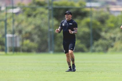 Técnico Jorge Sampaoli no comando do treino do Atlético na Cidade do Galo