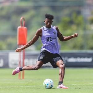 Mateo Cassierra durante treino do Atlético na Cidade do Galo